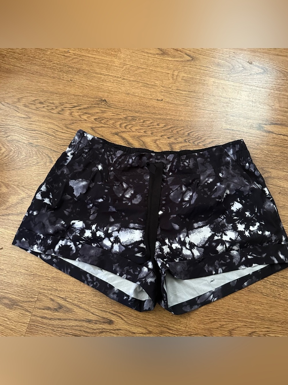 Lululemon Black & White Tie-Dye Women’s Athletic Shorts size 12 sports summer